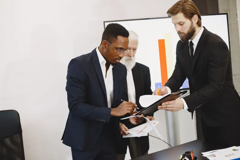 Virtual Assistant or In-House Hire? A Practical 2024 Decision Framework for Growing US Businesses